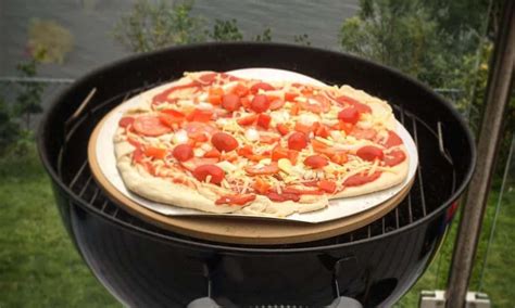 how do you use a pizza stone on a grill